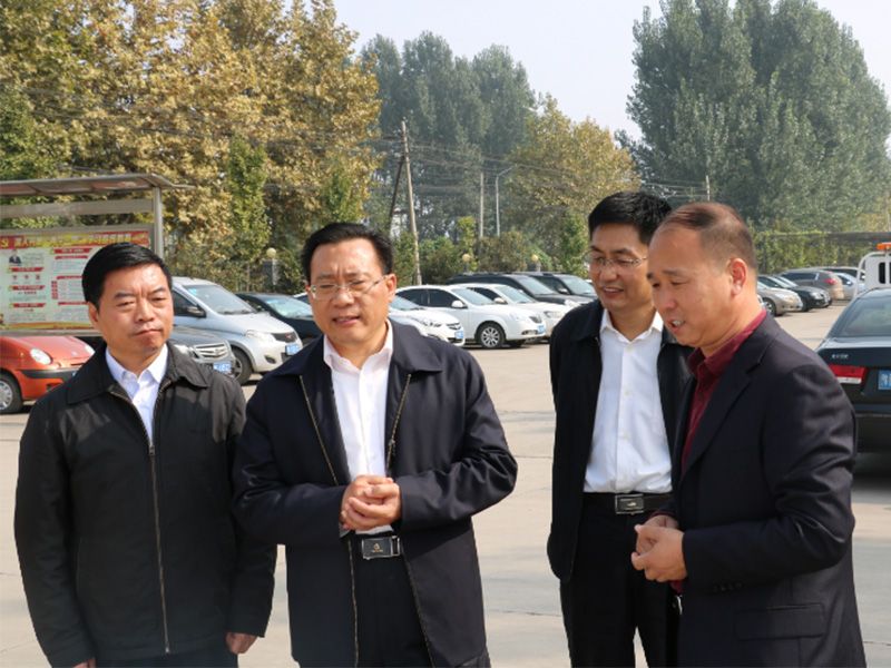 王克明與省工商聯(lián)黨組書記李德才、市政協(xié)副主席工商聯(lián)主席侯合柱、市委統(tǒng) 戰(zhàn)部副部長郭洪俠合影