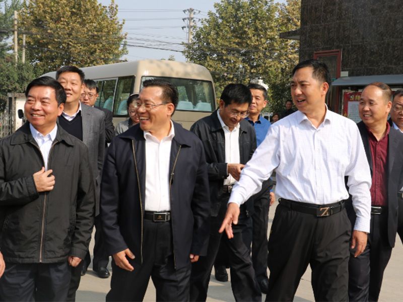 省工商聯(lián)黨組書記李德才、市政協(xié)副主席工商聯(lián)主席侯合柱、市委統(tǒng) 戰(zhàn)部副部長郭洪俠、龍安區(qū)委書記高勤科等一行到公司視察